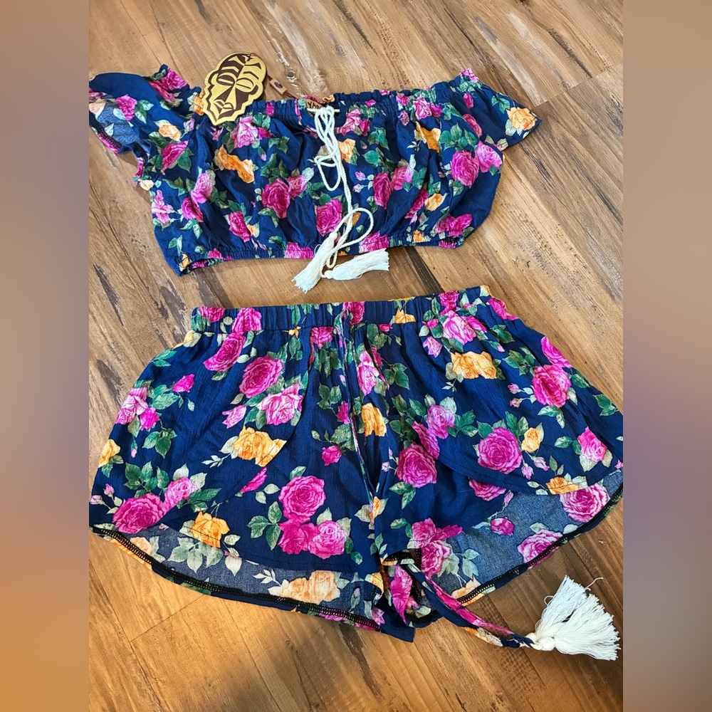 Wayan Miss L/XL 2 piece Set Floral Off-Shoulder Top and Shorts Set Resort Vacay